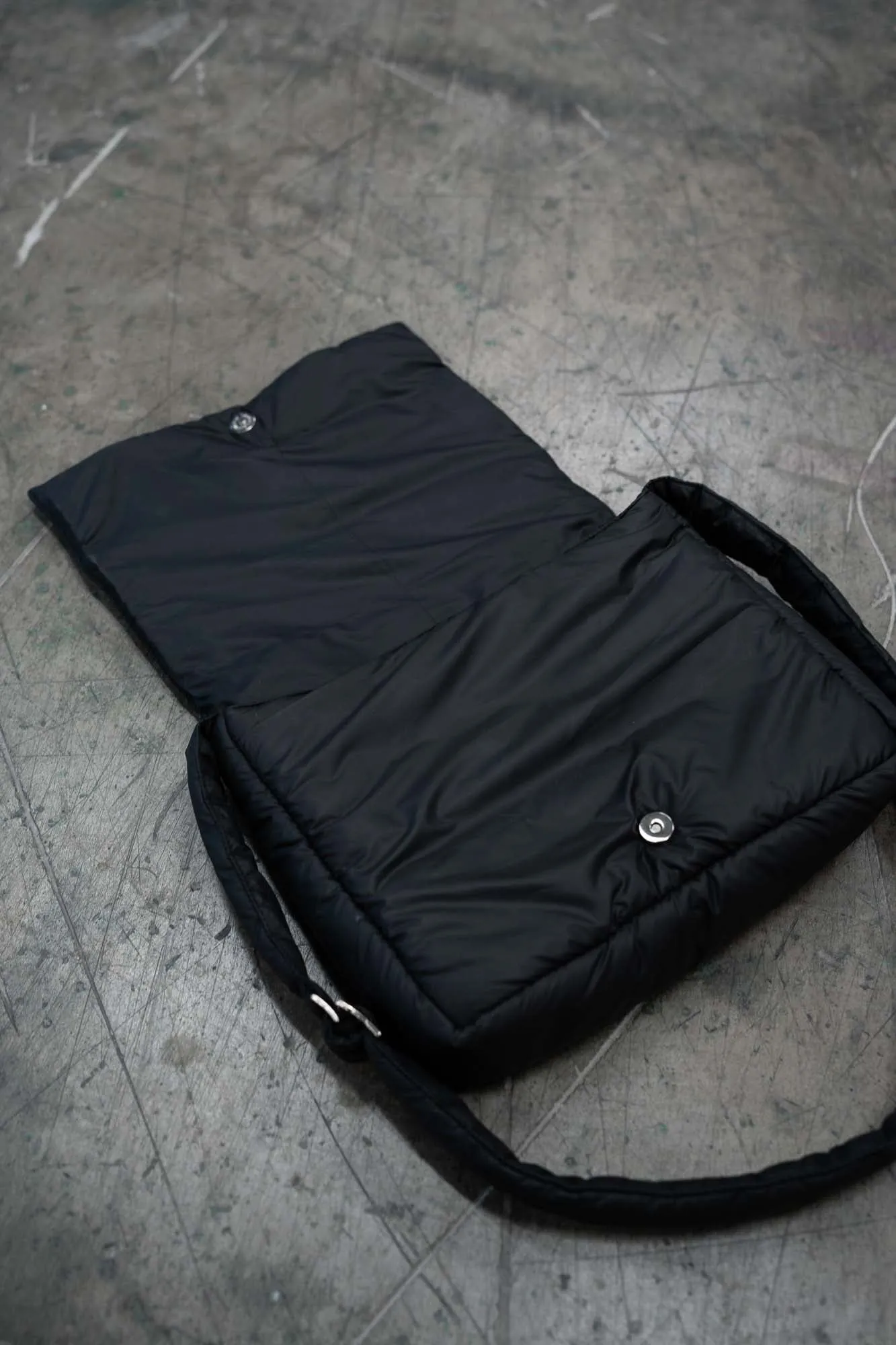 BLACK PUFFER BAG