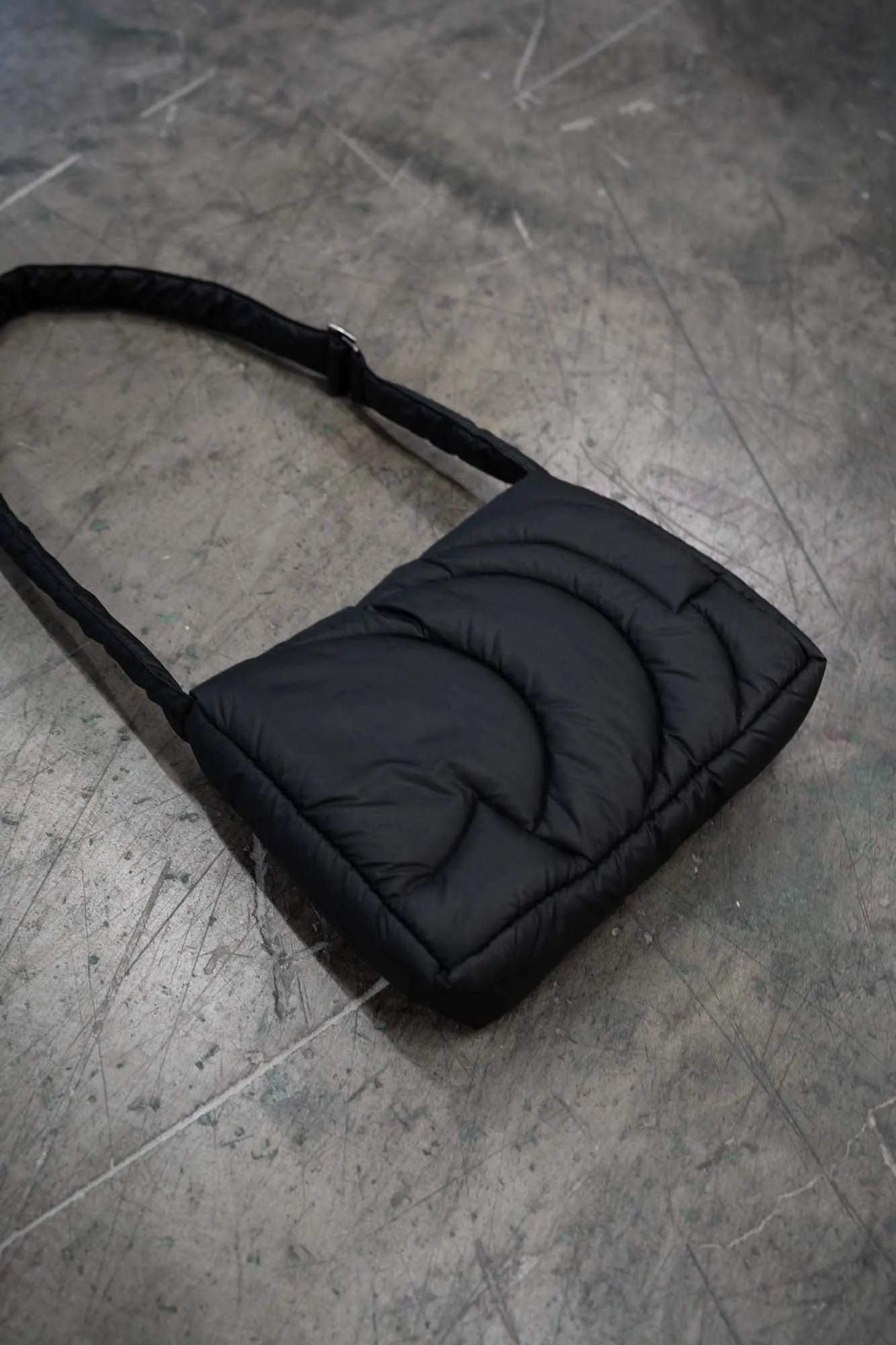 BLACK PUFFER BAG