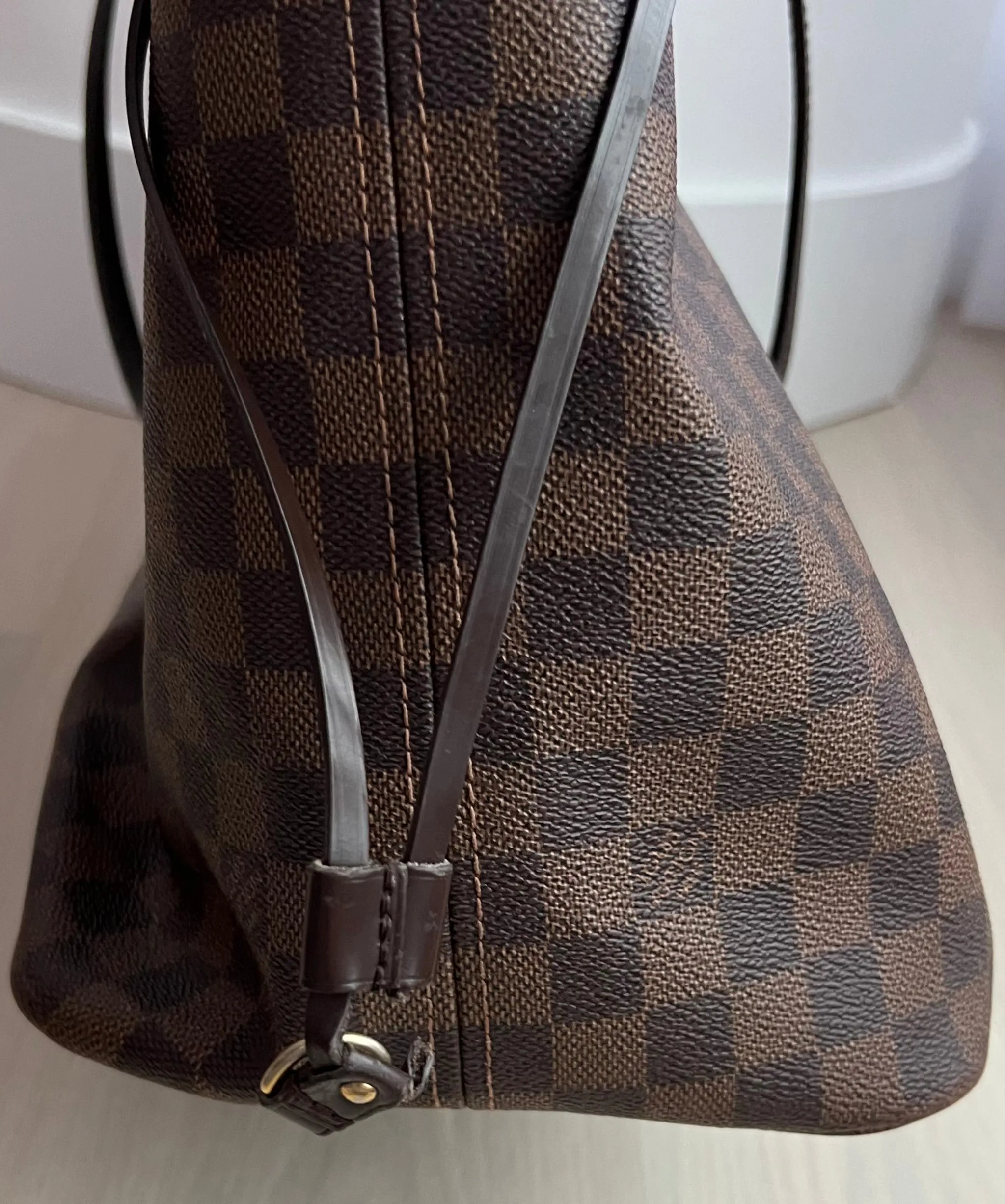 Louis Vuitton Neverfull Designer Tote Bag - Luxurious and Spacious