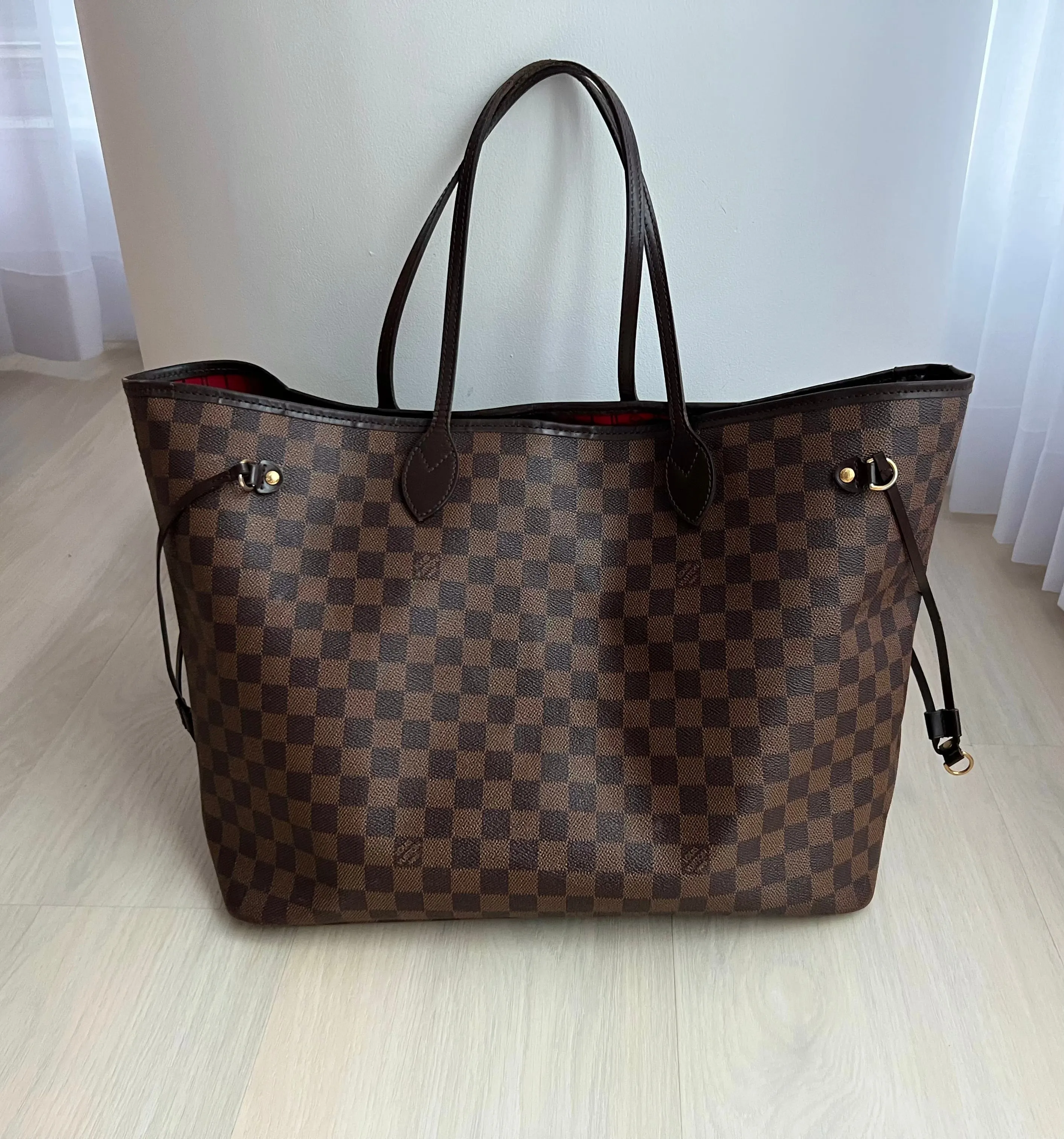 Louis Vuitton Neverfull Designer Tote Bag - Luxurious and Spacious