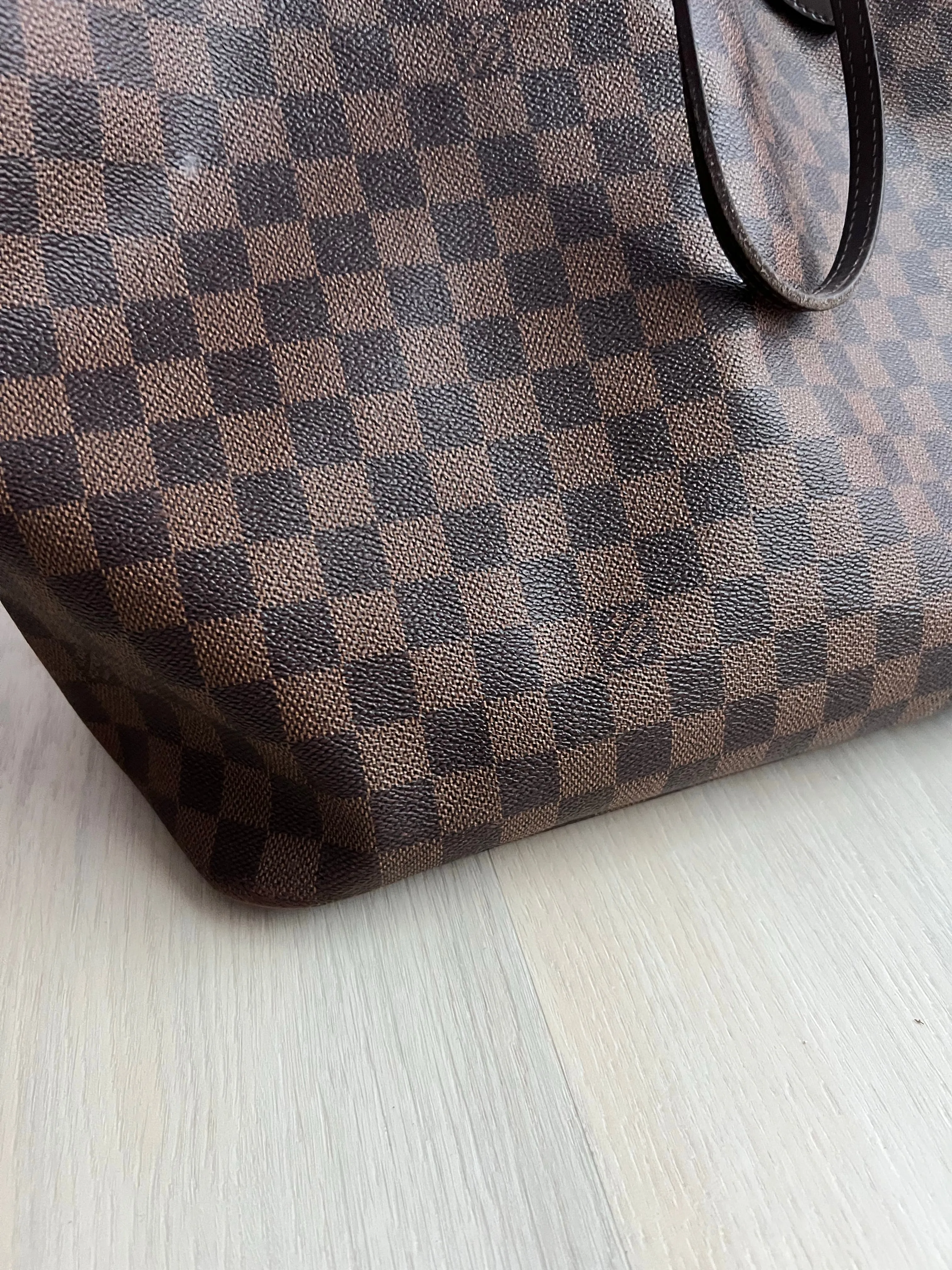 Louis Vuitton Neverfull Designer Tote Bag - Luxurious and Spacious