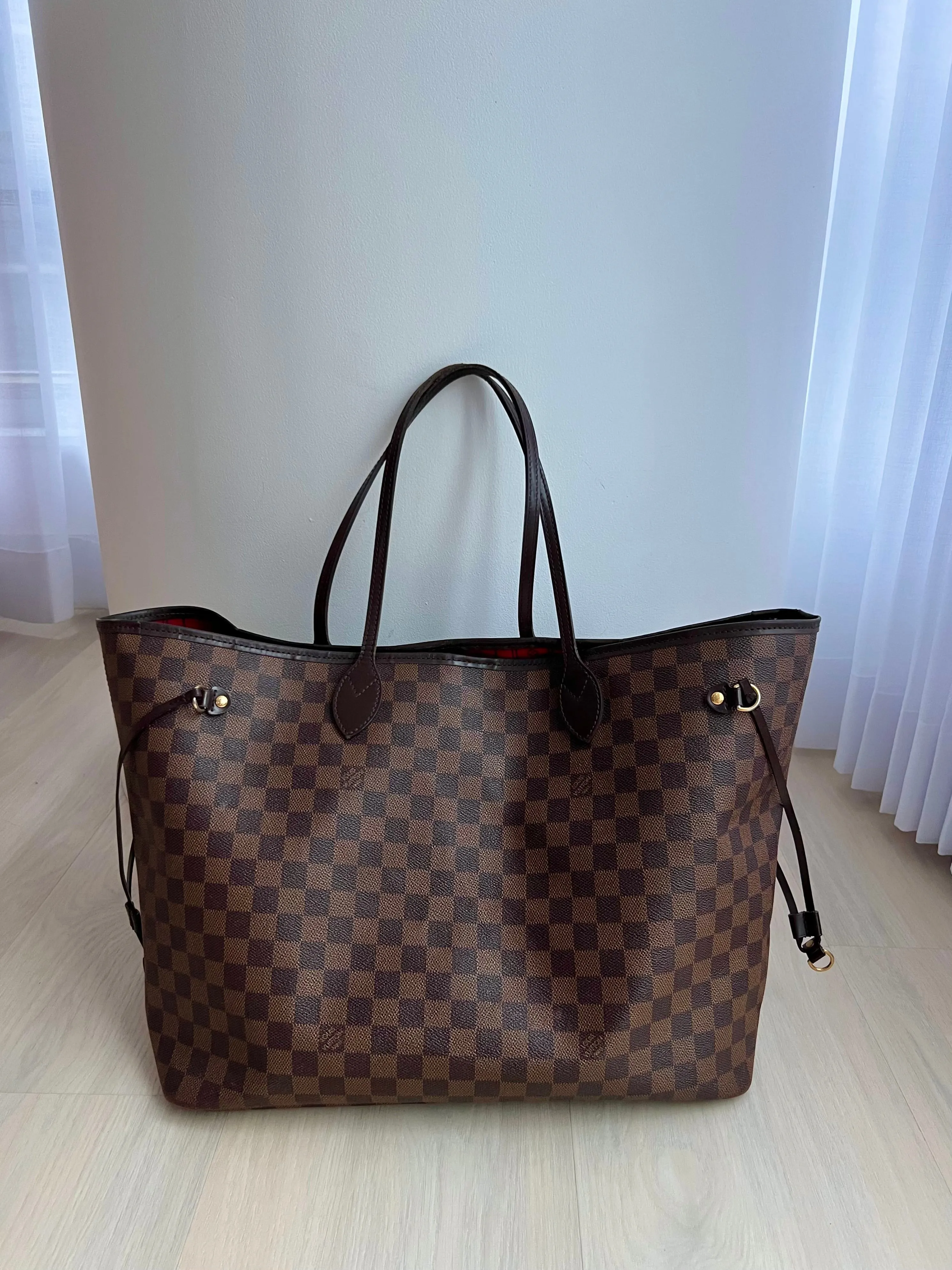 Louis Vuitton Neverfull Designer Tote Bag - Luxurious and Spacious