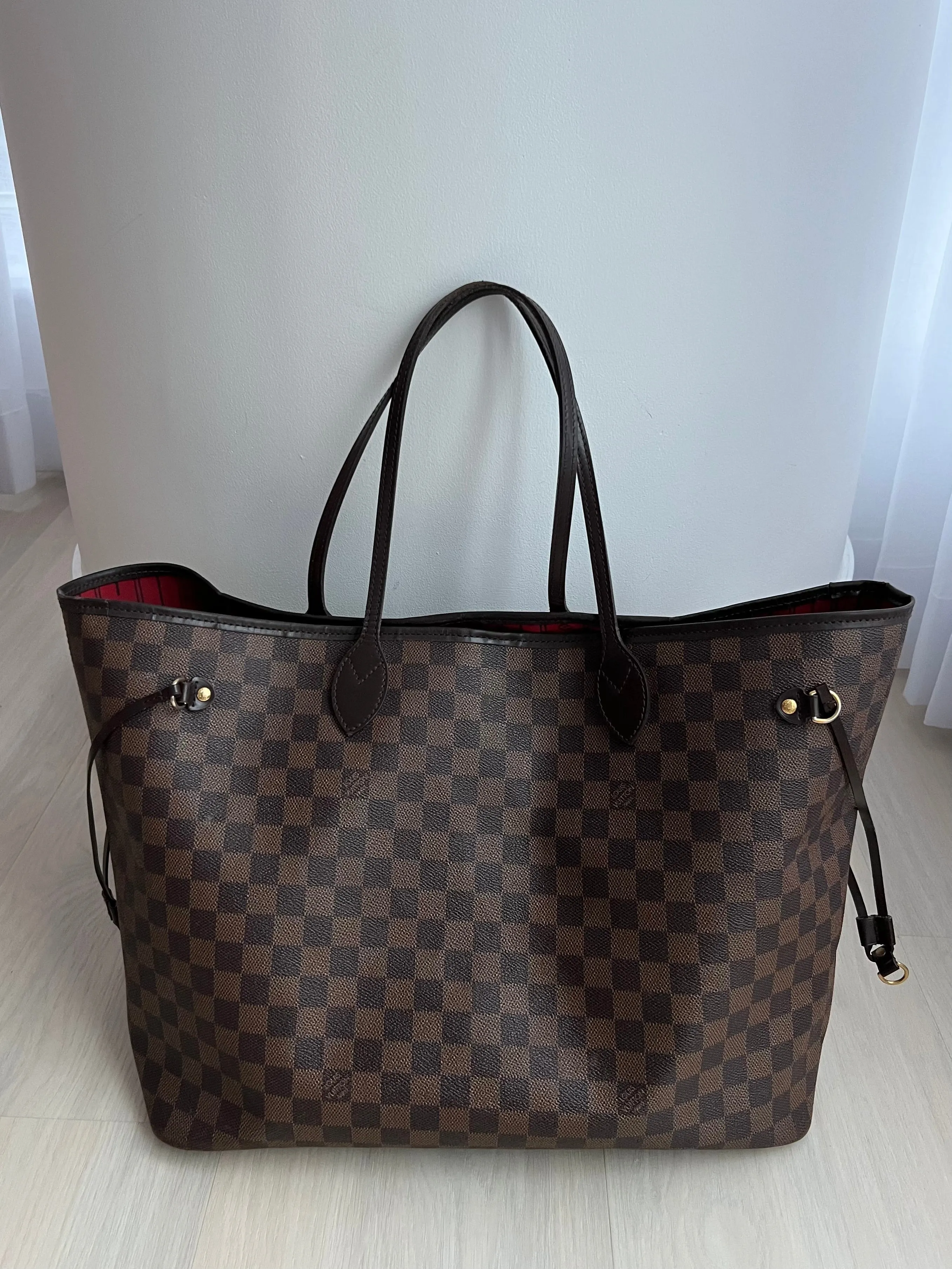 Louis Vuitton Neverfull Designer Tote Bag - Luxurious and Spacious