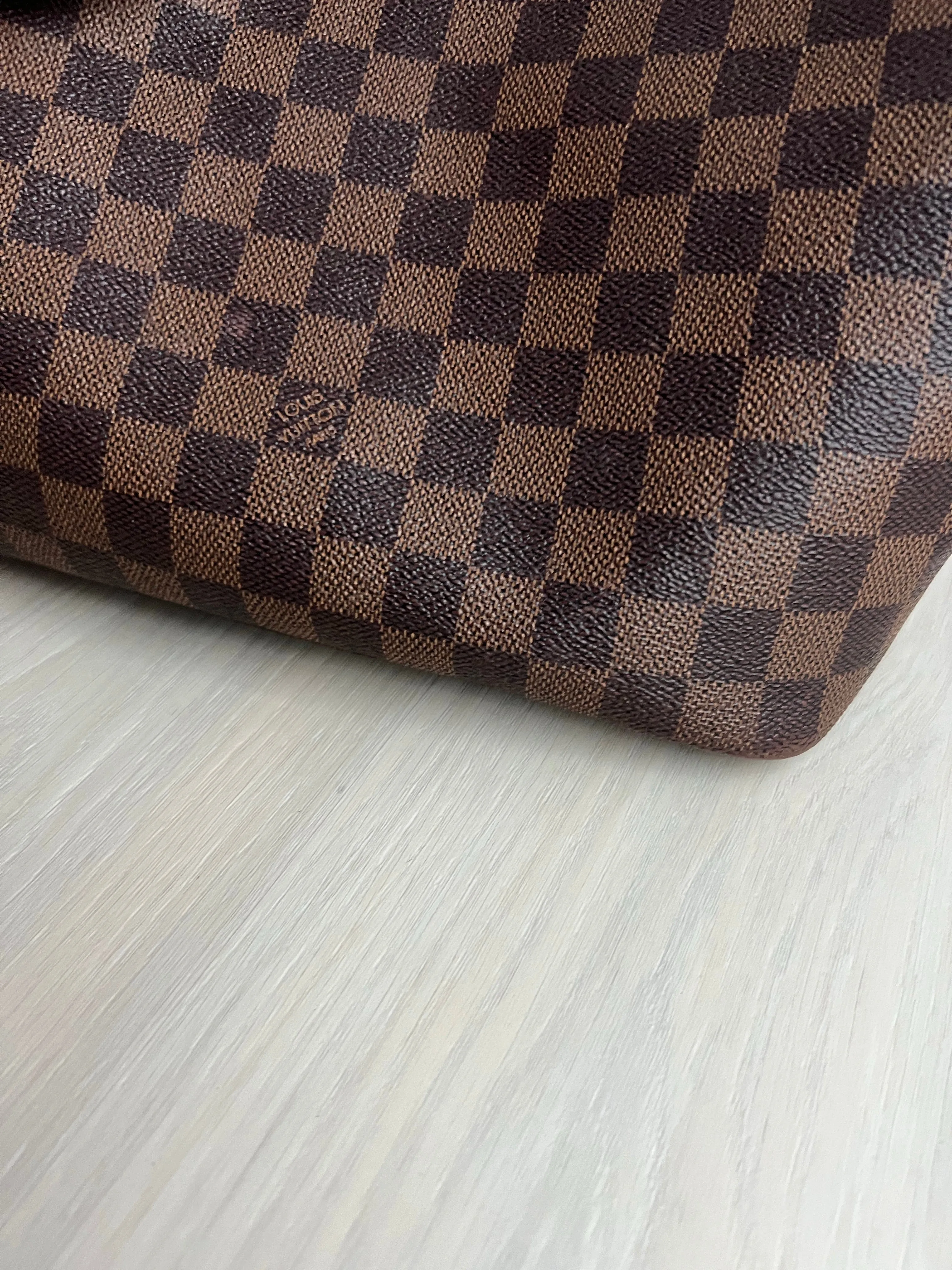 Louis Vuitton Neverfull Designer Tote Bag - Luxurious and Spacious