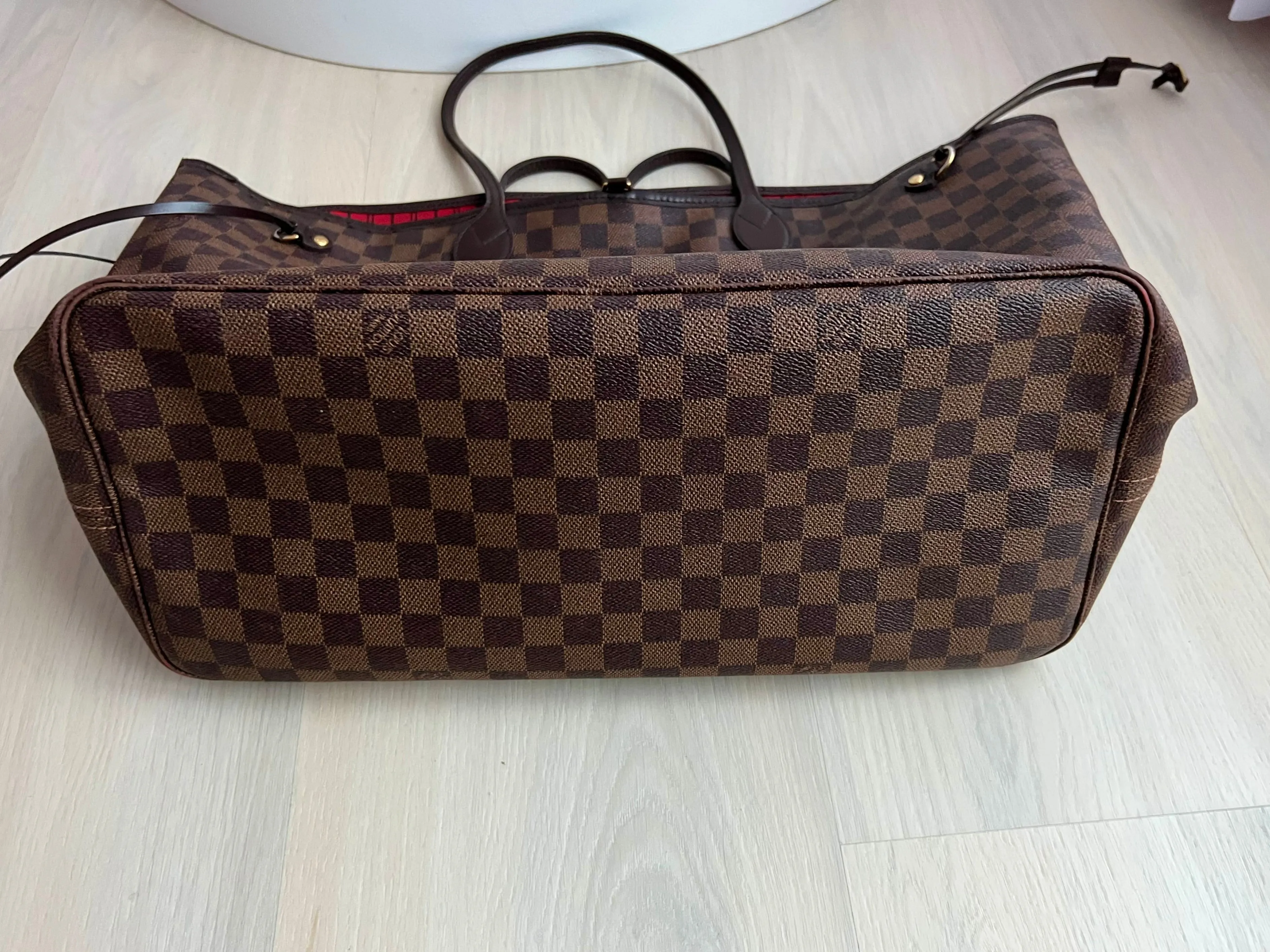 Louis Vuitton Neverfull Designer Tote Bag - Luxurious and Spacious