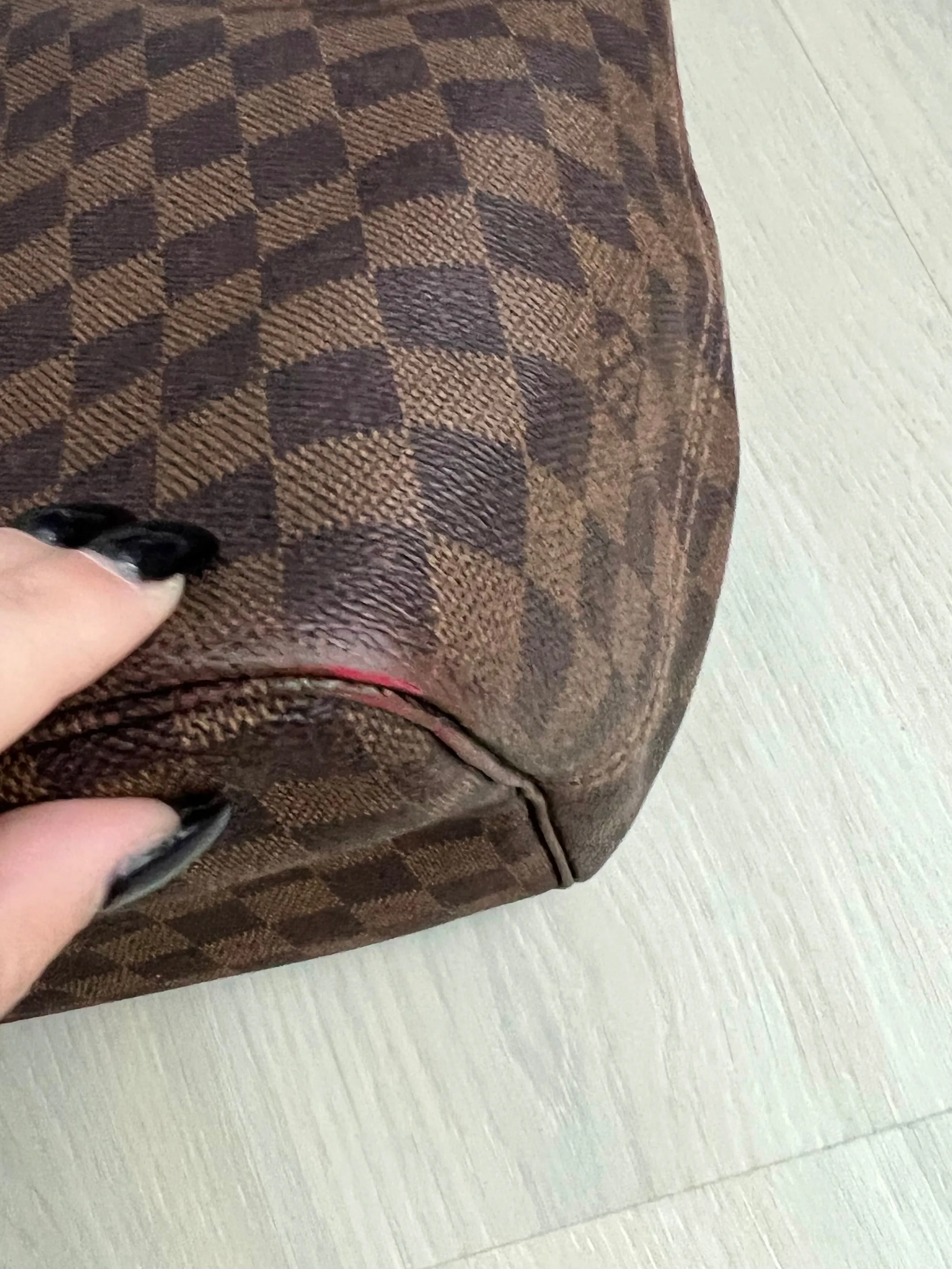 Louis Vuitton Neverfull Designer Tote Bag - Luxurious and Spacious