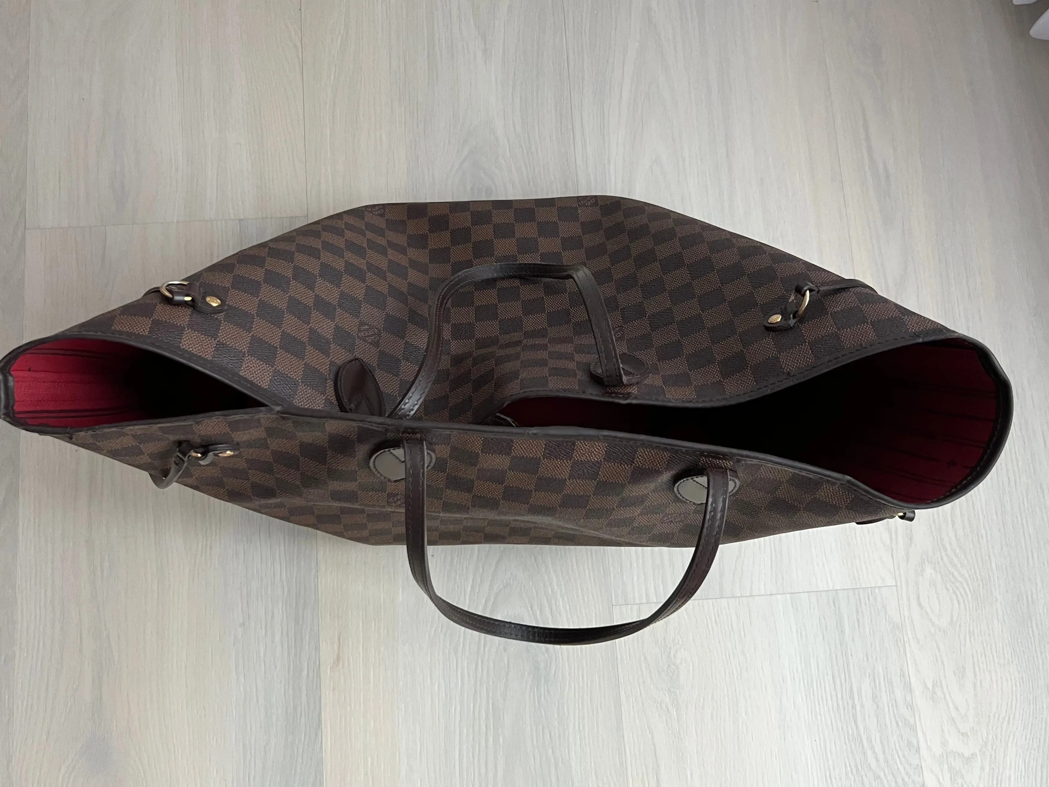 Louis Vuitton Neverfull Designer Tote Bag - Luxurious and Spacious