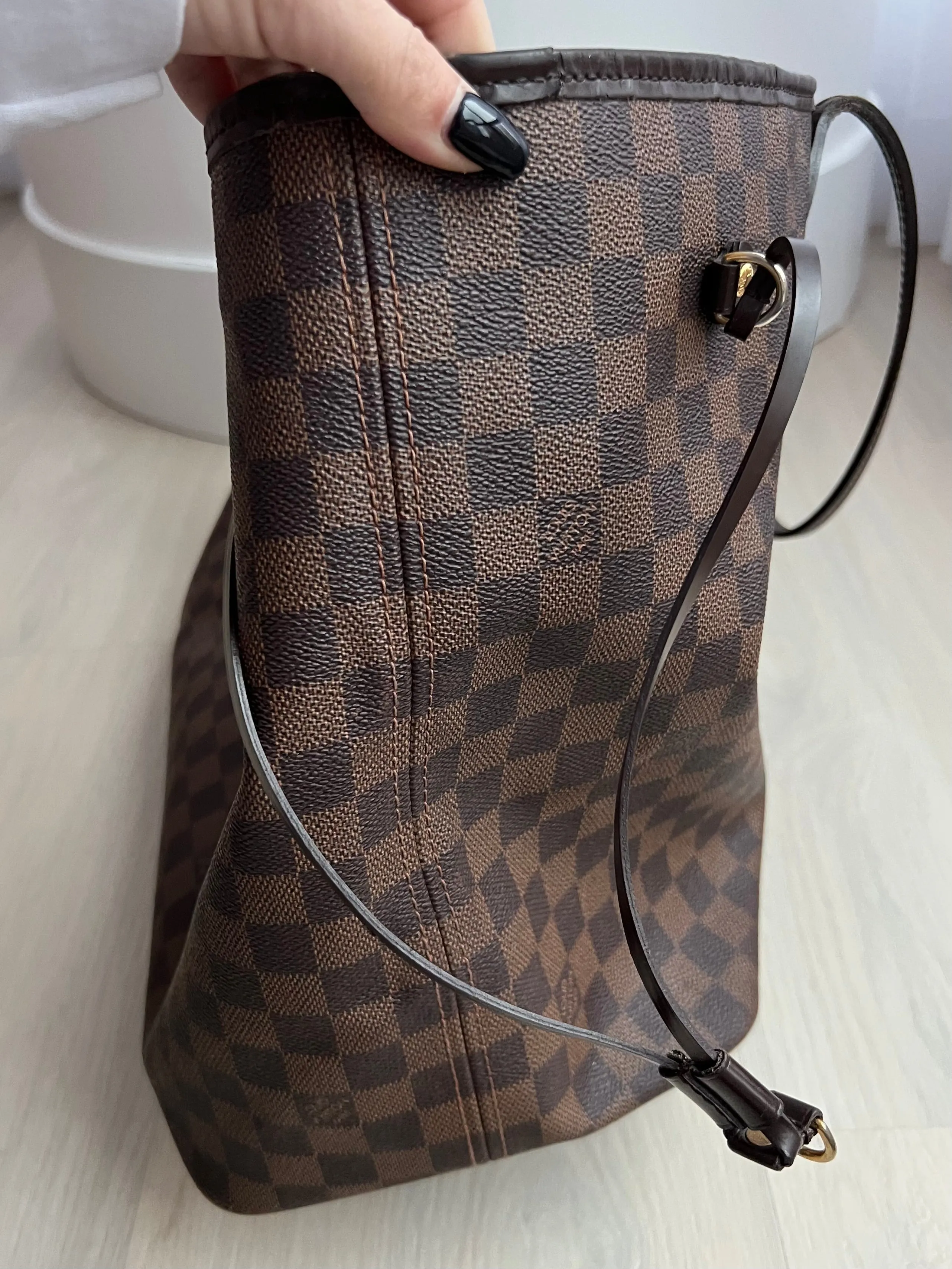 Louis Vuitton Neverfull Designer Tote Bag - Luxurious and Spacious