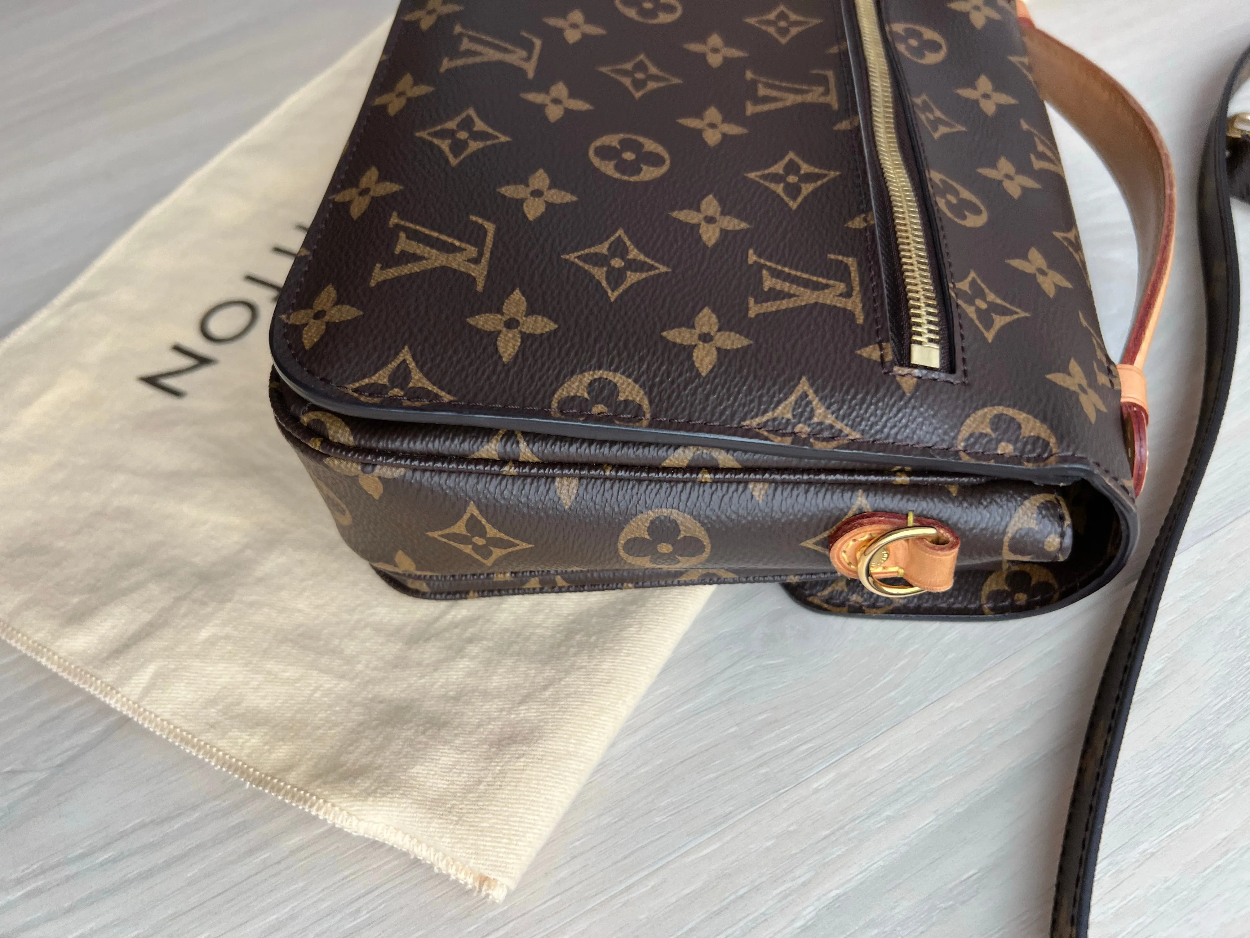 Louis Vuitton Pochette Metis Bag